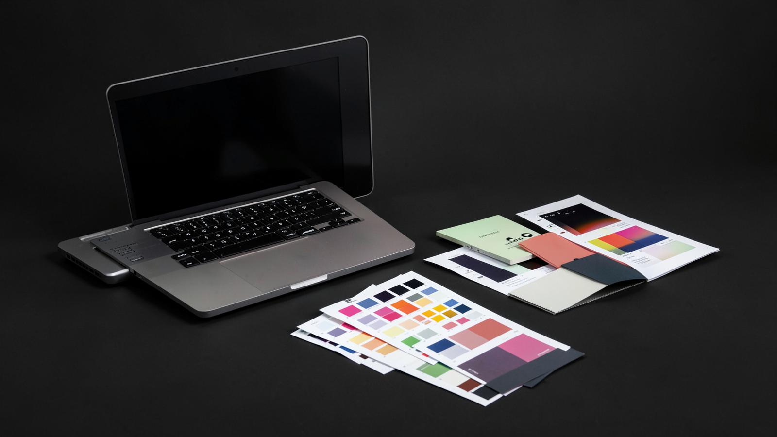 Postazione di lavoro per l'impaginazione di album fotografici